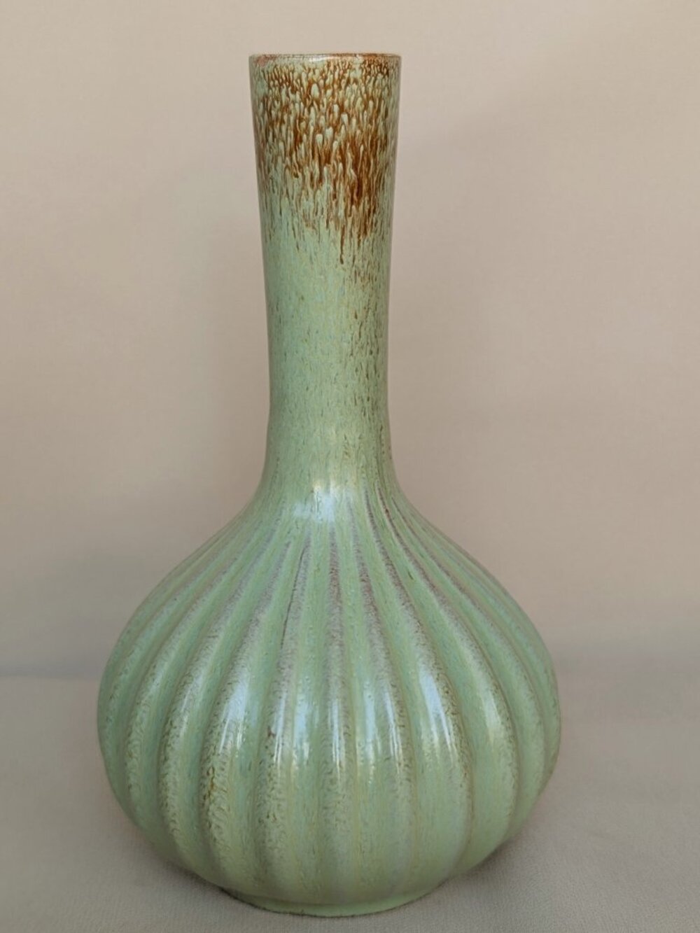 Upsala-Ekeby Small Bud Vase by Mari Simmulson 1953. Stamped : EKEBY 718